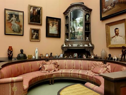 Сначала мы с Мариной и Ларисой поехали в Пушкин, чтобы посетить александровский дворец, открывшийся после реставрации. 01