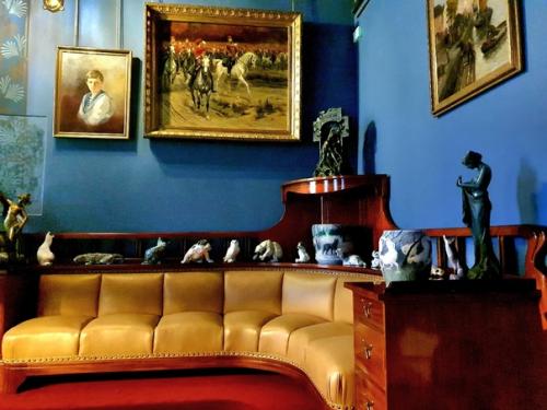 Сначала мы с Мариной и Ларисой поехали в Пушкин, чтобы посетить александровский дворец, открывшийся после реставрации. 08