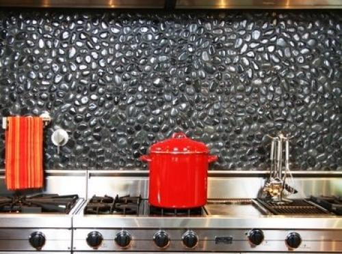 Галька в интерьере используется как на в кухне, в гостиной, в детской, в ванной. 02