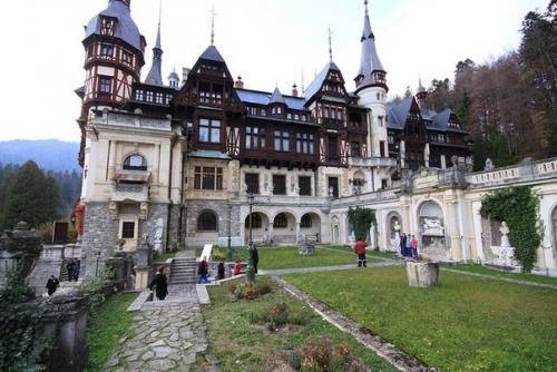 Замок пелеш расположен на средневековом пути, соединяющем Трансильванию и валахию, в живописном месте карпат, неподалеку от города синая в Румынии. 01