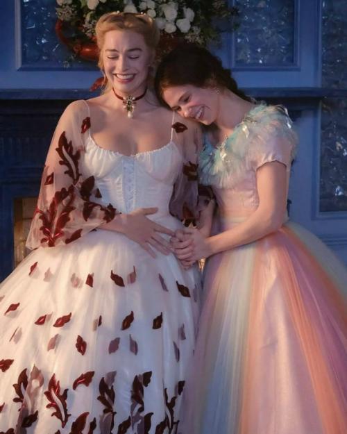 Британский Vogue показал наряды героини Марго Робби в предстоящей экранизации Грозового Перевала. 02