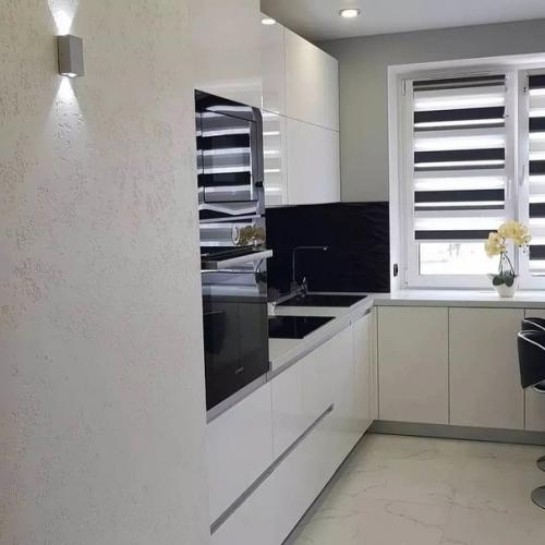 Квартира, оформленная в светлых тонах, выглядит элегантно и свежо, к тому же такой дизайн прекрасно комбинируется с любыми цветовыми решениями. 03