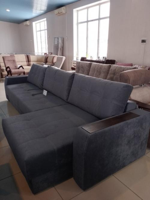 Угловой диван может отлично разместиться в любой комнате, будь то гостиная, кухня, детская или офис. 02