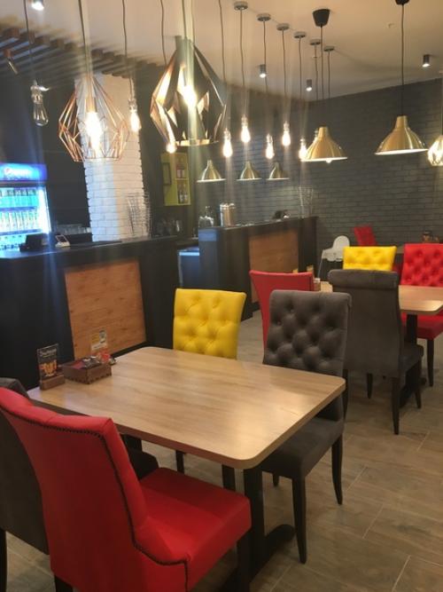 Ух - ты.  Вы только посмотрите на наш стильный интерьер. 04