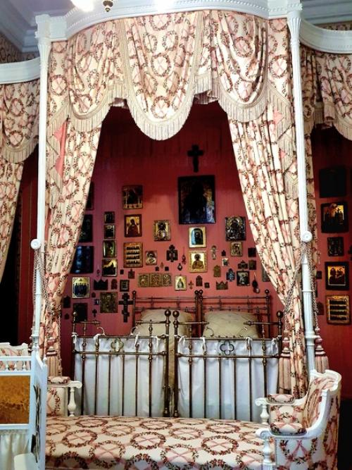 Сначала мы с Мариной и Ларисой поехали в Пушкин, чтобы посетить александровский дворец, открывшийся после реставрации. 06