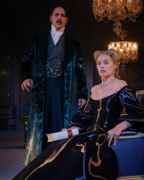 Британский Vogue показал наряды героини Марго Робби в предстоящей экранизации Грозового Перевала. 03