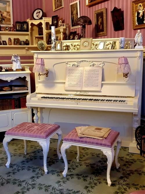 Сначала мы с Мариной и Ларисой поехали в Пушкин, чтобы посетить александровский дворец, открывшийся после реставрации. 03