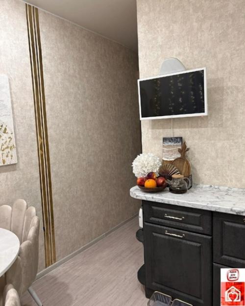 Кухня обставлена в светлых оттенках, создавая уютную атмосферу. 01