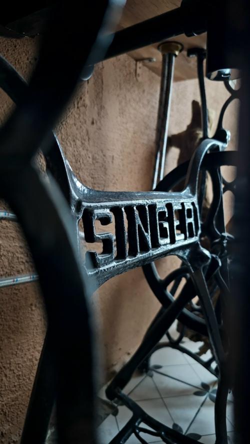 Совместно с девочками из других групп собрали для вас подборку второй жизни старой швейной машинки. 02