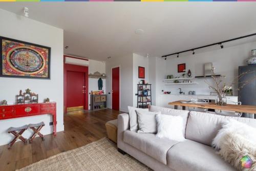 Современная квартира с красной дверью и этническими мотивами ч. 1. 02