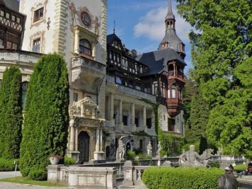 Замок пелеш расположен на средневековом пути, соединяющем Трансильванию и валахию, в живописном месте карпат, неподалеку от города синая в Румынии. 04