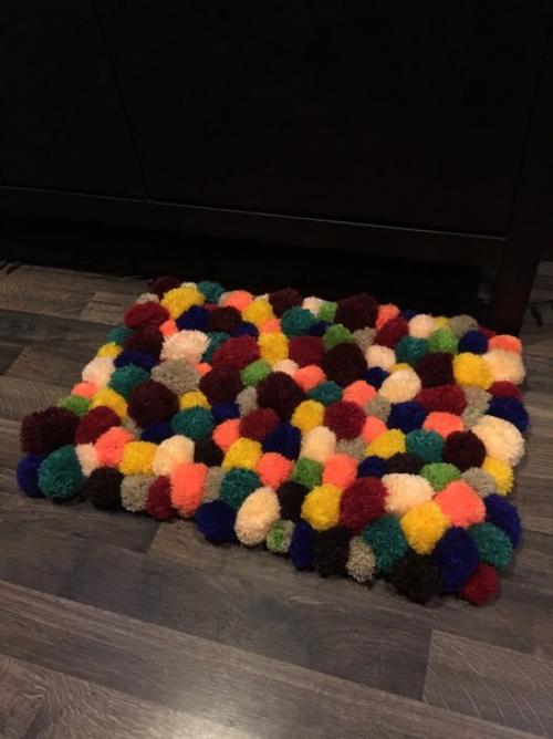 Потрясающе красивый, очень необычный и мягкий коврик, созданный полностью вручную из помпонов. 01
