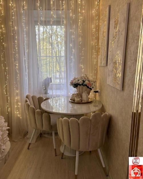 Кухня обставлена в светлых оттенках, создавая уютную атмосферу. 03