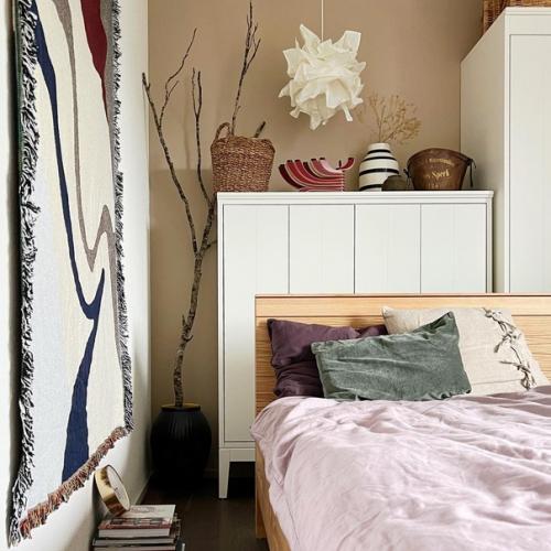 Декоративные подушки и покрывала - это простой способ обновить интерьер и задать стиль как спальне, так и гостиной. 04