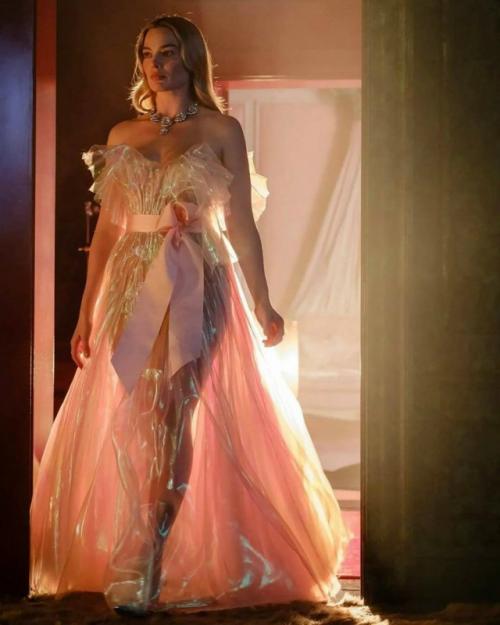 Британский Vogue показал наряды героини Марго Робби в предстоящей экранизации 