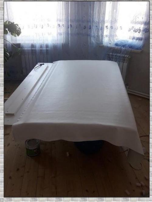 Чтобы сделать деревянную кровать своими руками, начните с самых маленьких треугольников сверху и снизу и двигайтесь к центру. 02