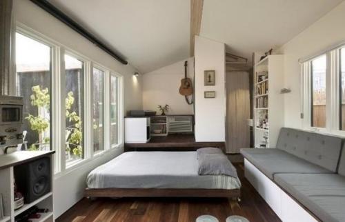 Вообще домик ставили как времянку на период строительства основного дома. 01