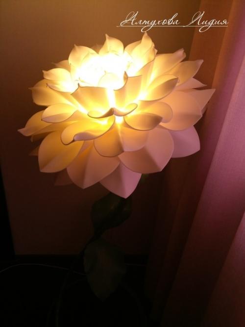 Светильник - торшер модный акцент ушедшего года, выполнен из безопасного материала изолон. 05