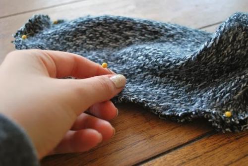 Как сделать обувь для дома из старого свитера? 06