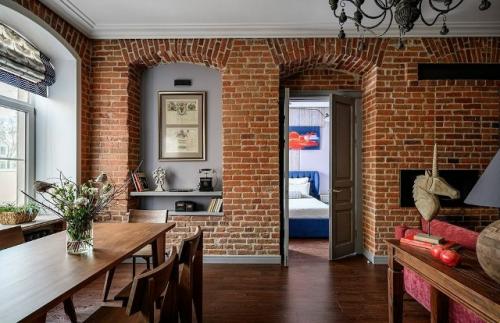 История в деталях: кирпич и старинное дерево в питерской квартире. 03