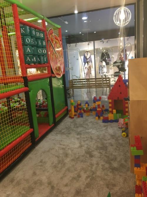 Ух - ты.  Вы только посмотрите на наш стильный интерьер. 03