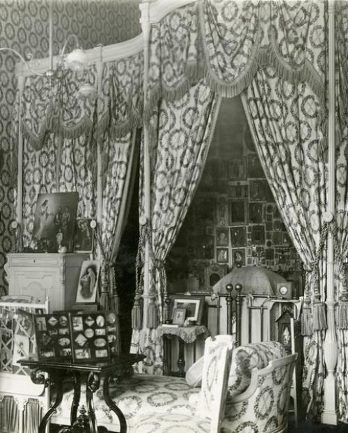 Александровский дворец.  Спальня. 02