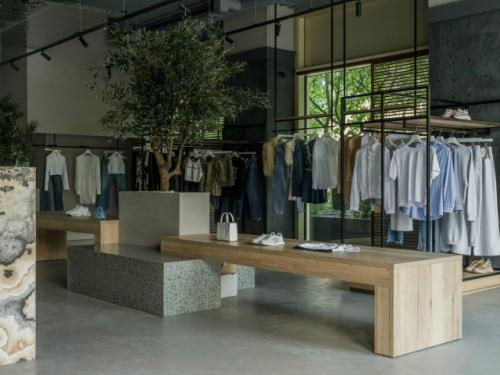 Интерьер бутика Ple Ple - это визуальный диалог с Италией, где вместо показной роскоши звучит благородная тишина природных материалов. 03