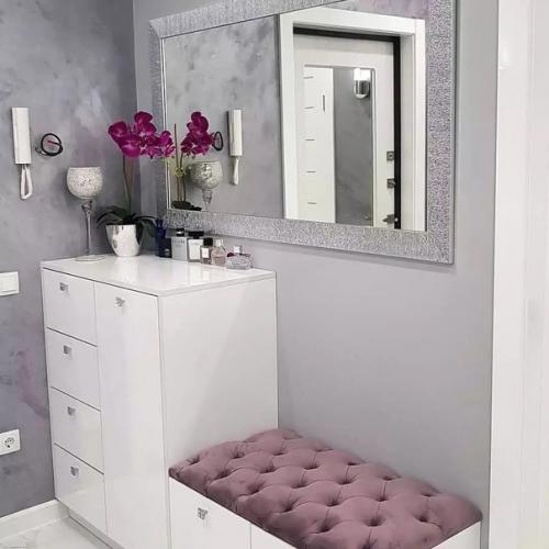 Квартира, оформленная в светлых тонах, выглядит элегантно и свежо, к тому же такой дизайн прекрасно комбинируется с любыми цветовыми решениями. 02