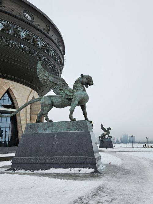 Чаша - относительно молодое строение для города с многовековой историей, которое сразу полюбилось туристам и жителям Татарстана. 01