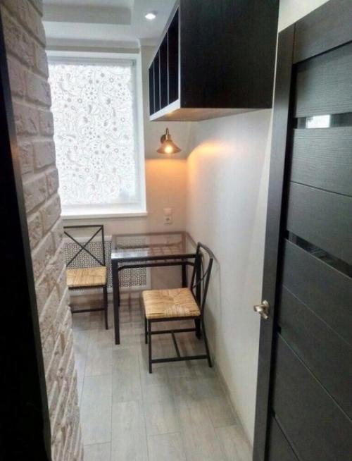 Ремонт в кухне.  Только полка над столом выглядит немного лишней. 08