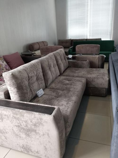 Угловой диван может отлично разместиться в любой комнате, будь то гостиная, кухня, детская или офис. 03