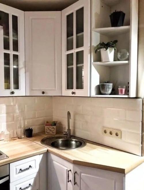 Жену с сыном отправил к бабушке с дедушкой на свежий воздух, а сам занялся ремонтом нашей маленькой кухни. 02