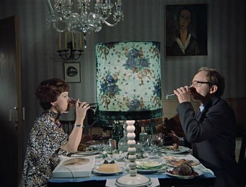 Может, вы заметили в фильме Служебный Роман на стене в квартире Калугиной картину девушка в матроске. 01