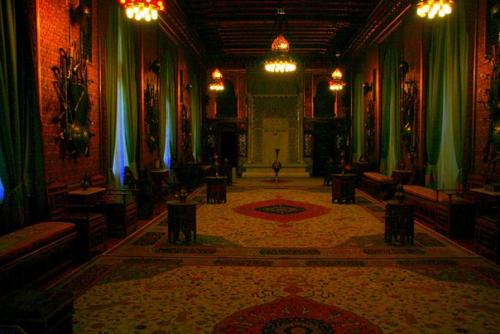 Замок пелеш расположен на средневековом пути, соединяющем Трансильванию и валахию, в живописном месте карпат, неподалеку от города синая в Румынии. 07