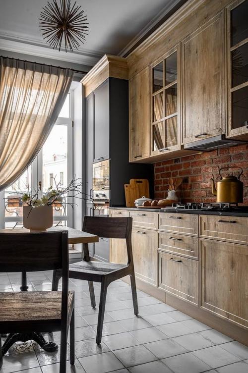 История в деталях: кирпич и старинное дерево в питерской квартире.