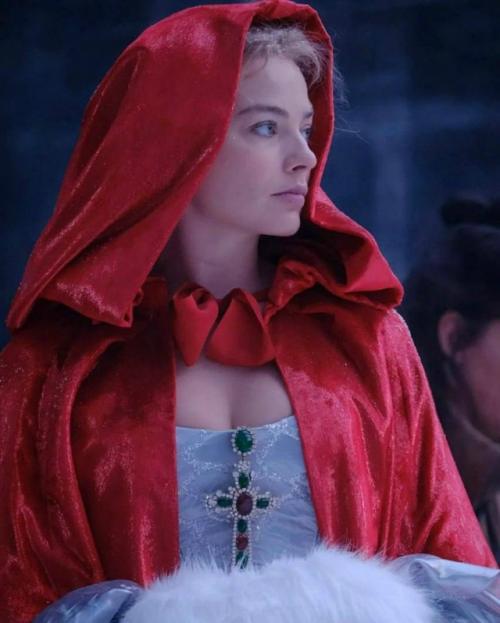 Британский Vogue показал наряды героини Марго Робби в предстоящей экранизации Грозового Перевала. 04