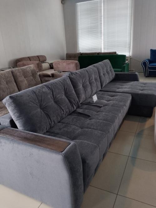 Угловой диван может отлично разместиться в любой комнате, будь то гостиная, кухня, детская или офис. 01