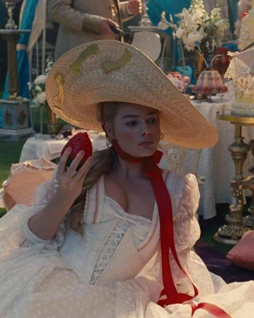 Британский Vogue показал наряды героини Марго Робби в предстоящей экранизации Грозового Перевала. 01