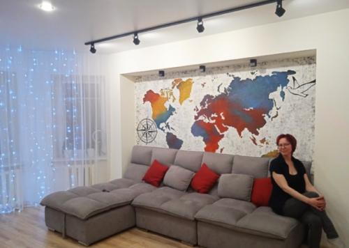 Эта многоцветная живописная карта мира появилась в гостиной в преддверии новогодних праздников. 04