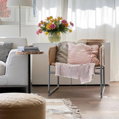 Декоративные подушки и покрывала - это простой способ обновить интерьер и задать стиль как спальне, так и гостиной. 03