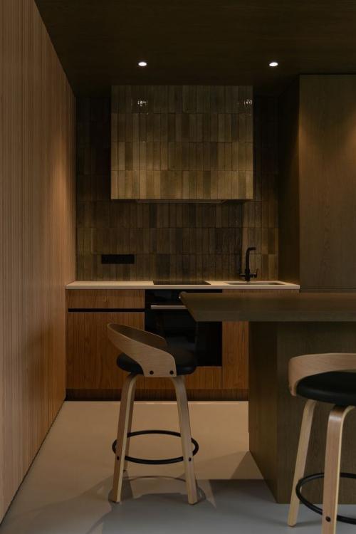 Современная дача с природными мотивами: дом 147, 3 м от Zrobim Architects. 03