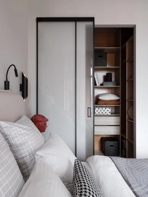 Заказчик хотел, чтобы его жилье было максимально функциональным, комфортным и визуально лаконичным. 05