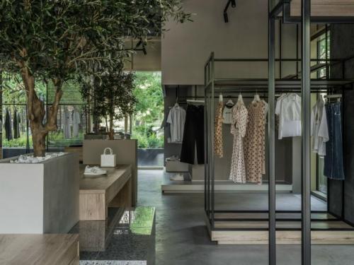 Интерьер бутика Ple Ple - это визуальный диалог с Италией, где вместо показной роскоши звучит благородная тишина природных материалов. 02