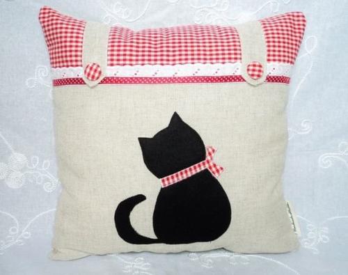 Декоративные подушки на диван своими руками: секреты и подбор ткани. 07