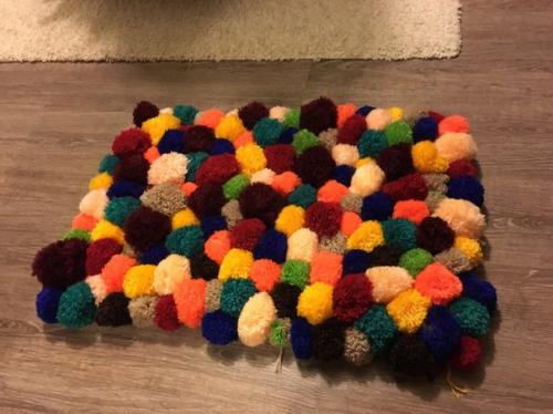 Потрясающе красивый, очень необычный и мягкий коврик, созданный полностью вручную из помпонов. 02