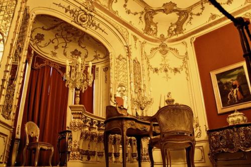 Замок пелеш расположен на средневековом пути, соединяющем Трансильванию и валахию, в живописном месте карпат, неподалеку от города синая в Румынии. 06