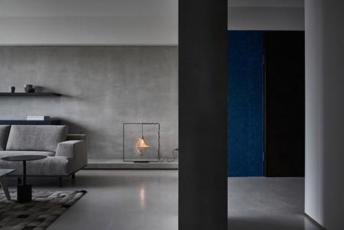 Оттенки серого украшают мрачную роскошную квартиру на Тайване // 01. 02