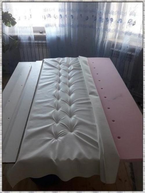 Чтобы сделать деревянную кровать своими руками, начните с самых маленьких треугольников сверху и снизу и двигайтесь к центру. 03