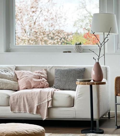 Декоративные подушки и покрывала - это простой способ обновить интерьер и задать стиль как спальне, так и гостиной. 01