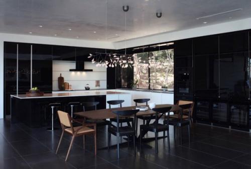 Черные кухни. Ли место черному цвету в интерьере кухонь есть? 02